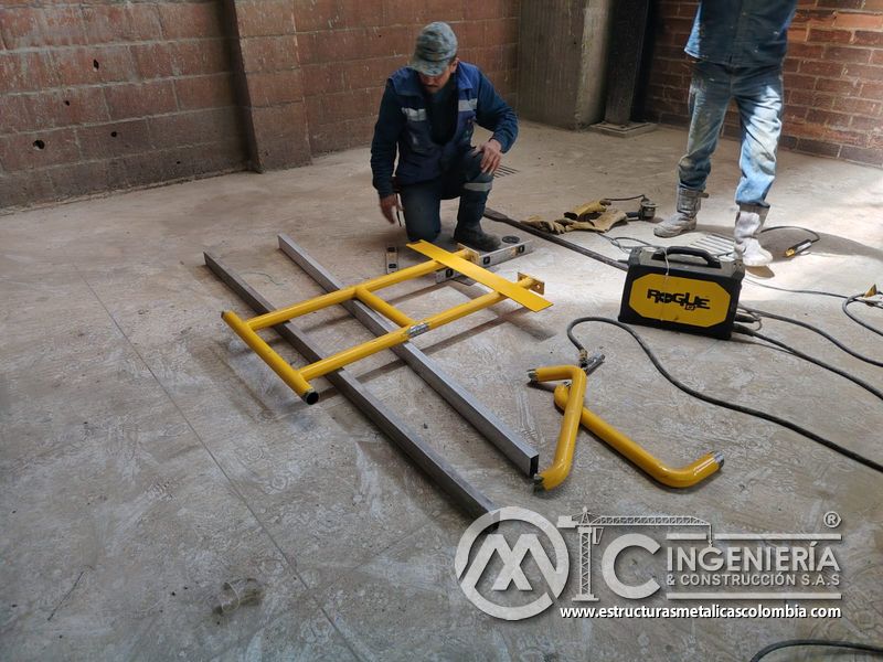 Vista final de rampas vehiculares para parqueaderos metálica acceso en Bogotá, Colombia. Montajes, Ingeniería y Construcción MIC SAS.
