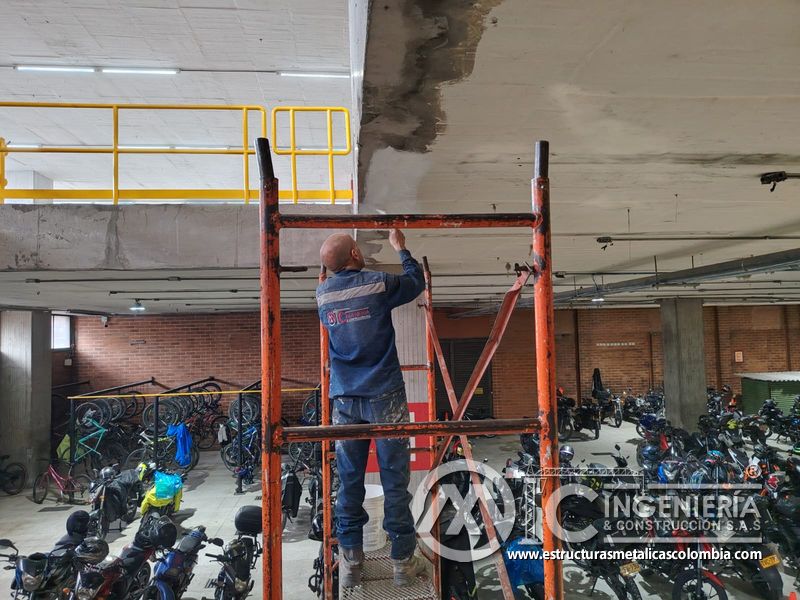 Vista final de rampas vehiculares para parqueaderos metálica acceso en Bogotá, Colombia. Montajes, Ingeniería y Construcción MIC SAS.
