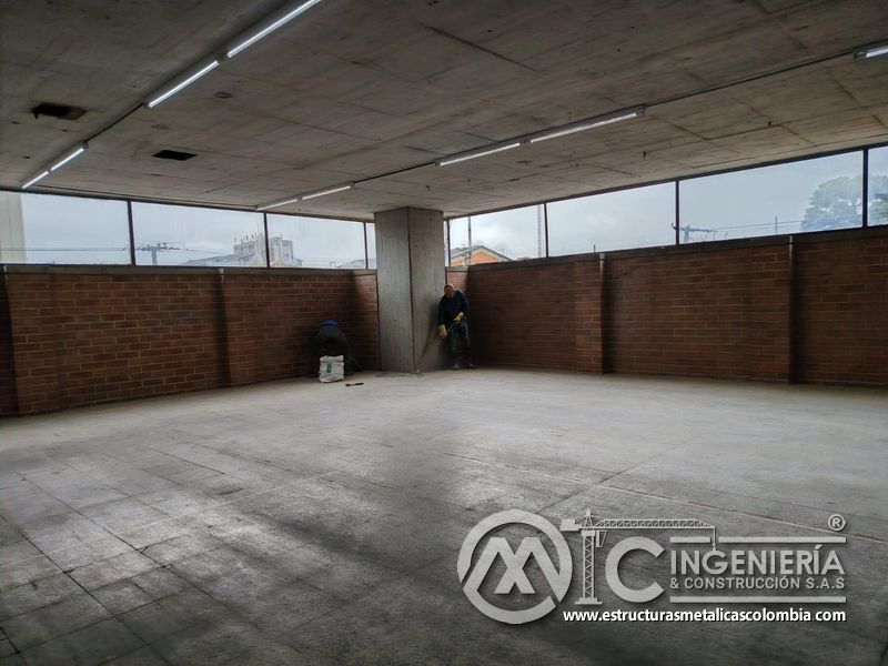 Vista final de rampas vehiculares para parqueaderos metálica acceso en Bogotá, Colombia. Montajes, Ingeniería y Construcción MIC SAS.