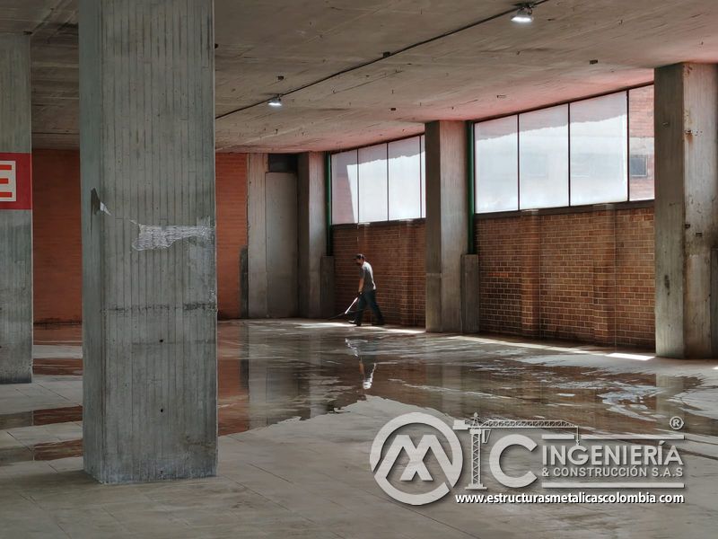 Vista final de rampas vehiculares para parqueaderos obra civil edificio en Bogotá, Colombia. Montajes, Ingeniería y Construcción MIC SAS.