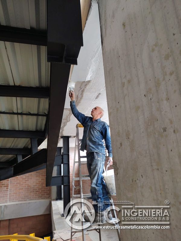 Vista final de rampas vehiculares para parqueaderos obra civil edificio en Bogotá, Colombia. Montajes, Ingeniería y Construcción MIC SAS.