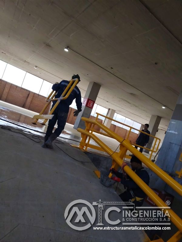 Vista final de rampas vehiculares para parqueaderos comercial en Bogotá, Colombia. Montajes, Ingeniería y Construcción MIC SAS.
