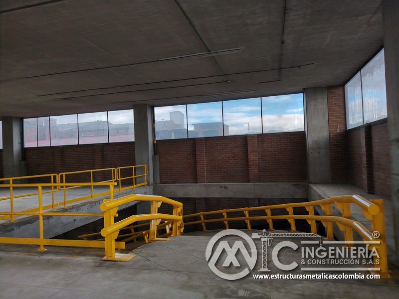 Vista final de rampas vehiculares para parqueaderos comercial en Bogotá, Colombia. Montajes, Ingeniería y Construcción MIC SAS.