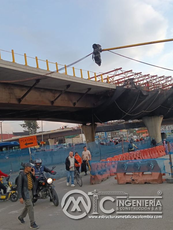 Postes amarillos y barandas en montaje sobre el borde del puente del puente Venecia con fabricación e instalación profesional en Bogotá, Colombia. Montajes, Ingeniería y Construcción. MIC SAS. Postes amarillos y barandas en montaje sobre el borde del puente del puente Venecia en Bogotá, Colombia. Montajes, Ingeniería y Construcción. MIC SAS.