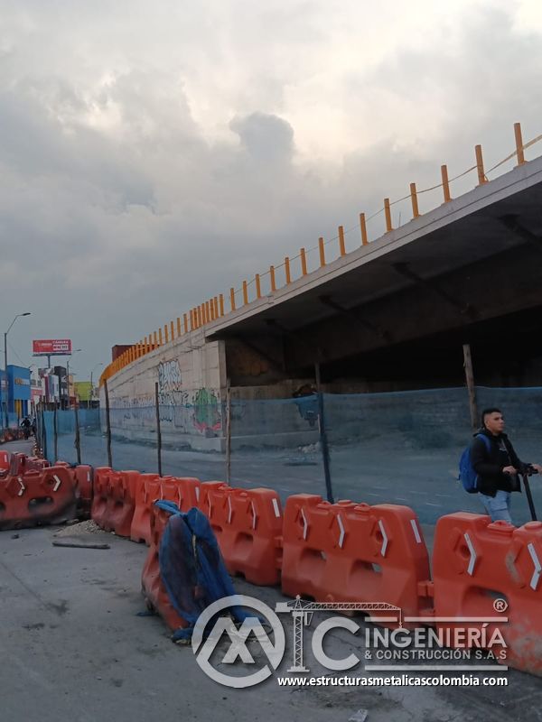 Barandas y postes amarillos instalados junto a barrera temporal del puente Venecia con fabricación e instalación profesional en Bogotá, Colombia. Montajes, Ingeniería y Construcción. MIC SAS. Barandas y postes amarillos instalados junto a barrera temporal del puente Venecia en Bogotá, Colombia. Montajes, Ingeniería y Construcción. MIC SAS.