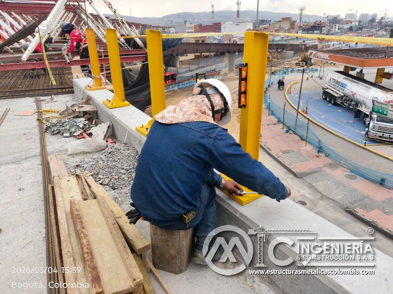 Trabajador ajustando poste amarillo y base de baranda del puente Venecia con fabricación e instalación profesional en Bogotá, Colombia. Montajes, Ingeniería y Construcción. MIC SAS. Trabajador ajustando poste amarillo y base de baranda del puente Venecia en Bogotá, Colombia. Montajes, Ingeniería y Construcción. MIC SAS.
