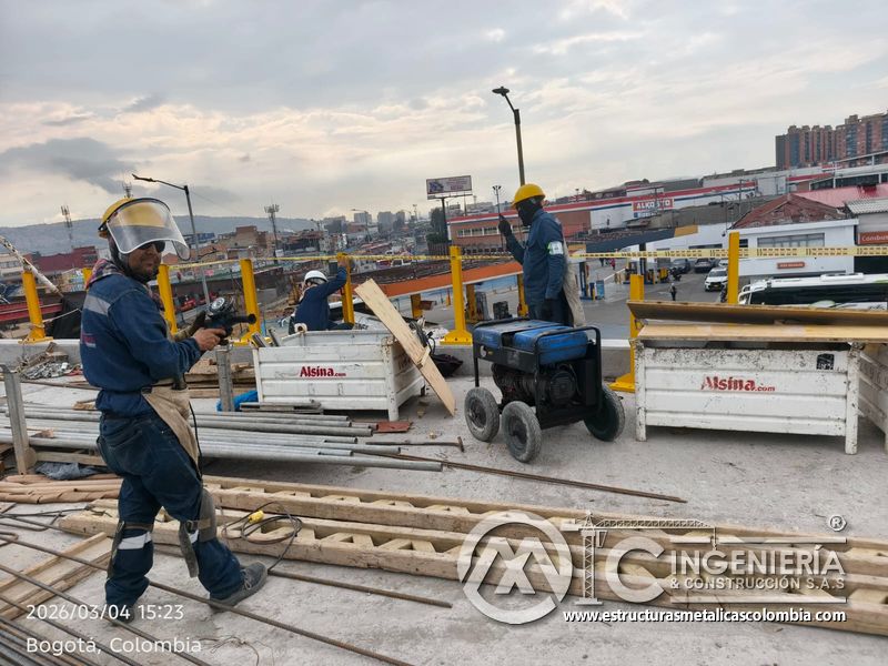 Operario preparando materiales para barandas y pasamanos del puente Venecia con fabricación e instalación profesional en Bogotá, Colombia. Montajes, Ingeniería y Construcción. MIC SAS. Operario preparando materiales para barandas y pasamanos del puente Venecia en Bogotá, Colombia. Montajes, Ingeniería y Construcción. MIC SAS.