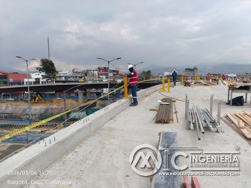 Trabajador sobre borde de puente con materiales de baranda del puente Venecia con fabricación e instalación profesional en Bogotá, Colombia. Montajes, Ingeniería y Construcción. MIC SAS. Trabajador sobre borde de puente con materiales de baranda del puente Venecia en Bogotá, Colombia. Montajes, Ingeniería y Construcción. MIC SAS.
