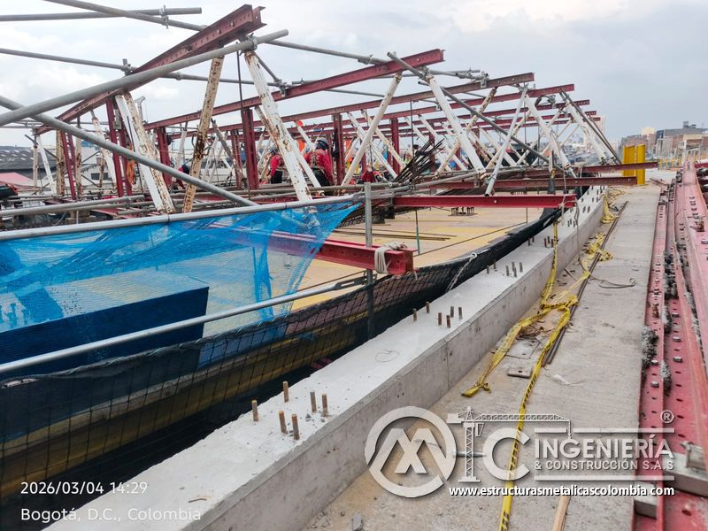 Pretil con anclajes y formaleta junto a zona de montaje del puente Venecia con fabricación e instalación profesional en Bogotá, Colombia. Montajes, Ingeniería y Construcción. MIC SAS. Pretil con anclajes y formaleta junto a zona de montaje del puente Venecia en Bogotá, Colombia. Montajes, Ingeniería y Construcción. MIC SAS.