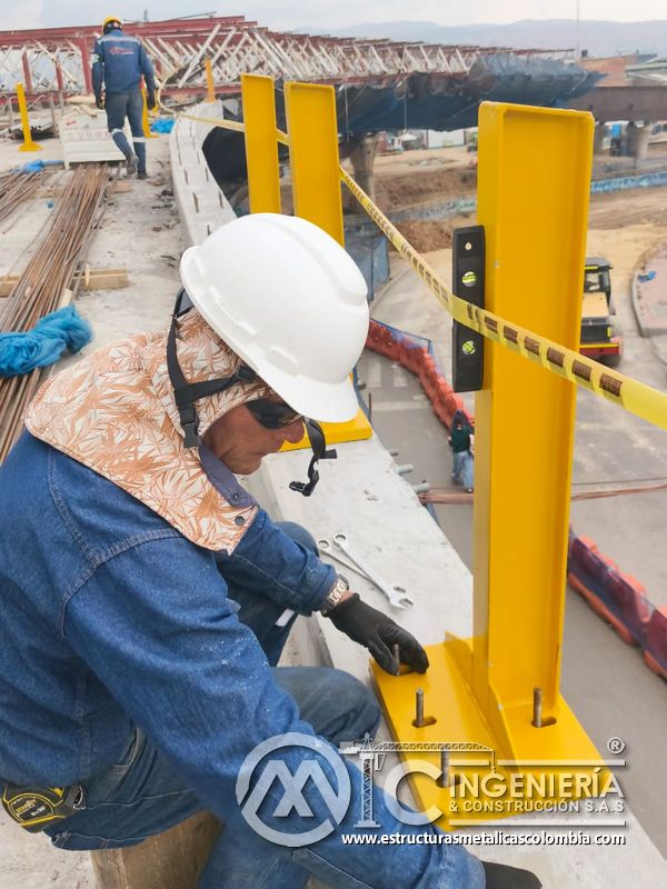 Acercamiento a base de poste y fijaciones de baranda del puente Venecia con fabricación e instalación profesional en Bogotá, Colombia. Montajes, Ingeniería y Construcción. MIC SAS. Acercamiento a base de poste y fijaciones de baranda del puente Venecia en Bogotá, Colombia. Montajes, Ingeniería y Construcción. MIC SAS.
