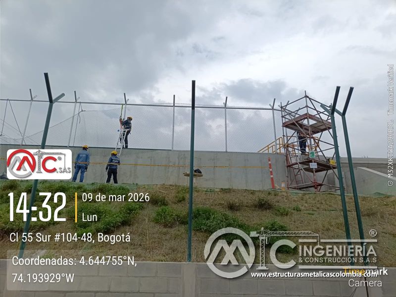 Cerramiento perimetral de malla metálica en zona de obra del puente Venecia con fabricación e instalación profesional en Bogotá, Colombia. Montajes, Ingeniería y Construcción. MIC SAS. Cerramiento perimetral de malla metálica en zona de obra del puente Venecia en Bogotá, Colombia. Montajes, Ingeniería y Construcción. MIC SAS.