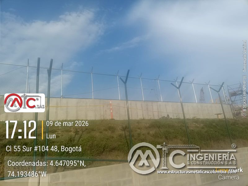 Malla metálica y postes de cerramiento junto al puente vehicular del puente Venecia con fabricación e instalación profesional en Bogotá, Colombia. Montajes, Ingeniería y Construcción. MIC SAS. Malla metálica y postes de cerramiento junto al puente vehicular del puente Venecia en Bogotá, Colombia. Montajes, Ingeniería y Construcción. MIC SAS.