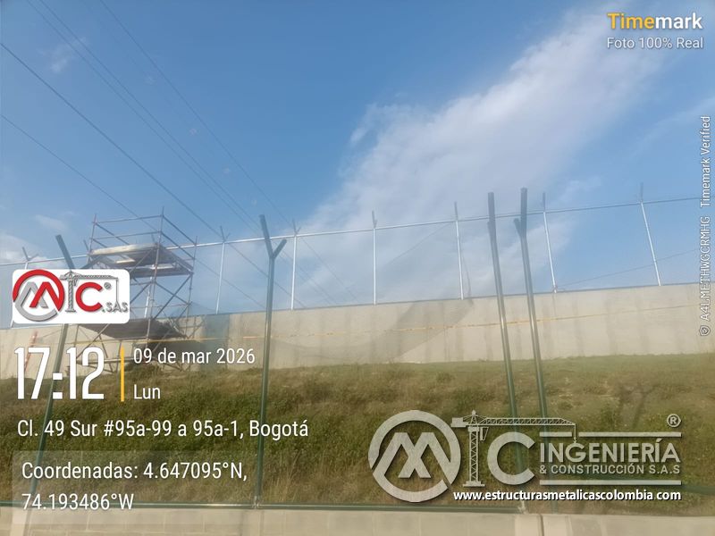 Cerramiento de seguridad con malla metálica y postes verticales del puente Venecia con fabricación e instalación profesional en Bogotá, Colombia. Montajes, Ingeniería y Construcción. MIC SAS. Cerramiento de seguridad con malla metálica y postes verticales del puente Venecia en Bogotá, Colombia. Montajes, Ingeniería y Construcción. MIC SAS.
