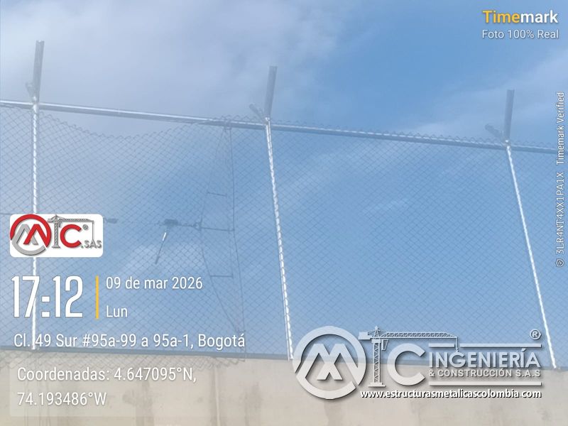 Cerramiento perimetral de malla metálica en zona de obra del puente Venecia con fabricación e instalación profesional en Bogotá, Colombia. Montajes, Ingeniería y Construcción. MIC SAS. Cerramiento perimetral de malla metálica en zona de obra del puente Venecia en Bogotá, Colombia. Montajes, Ingeniería y Construcción. MIC SAS.