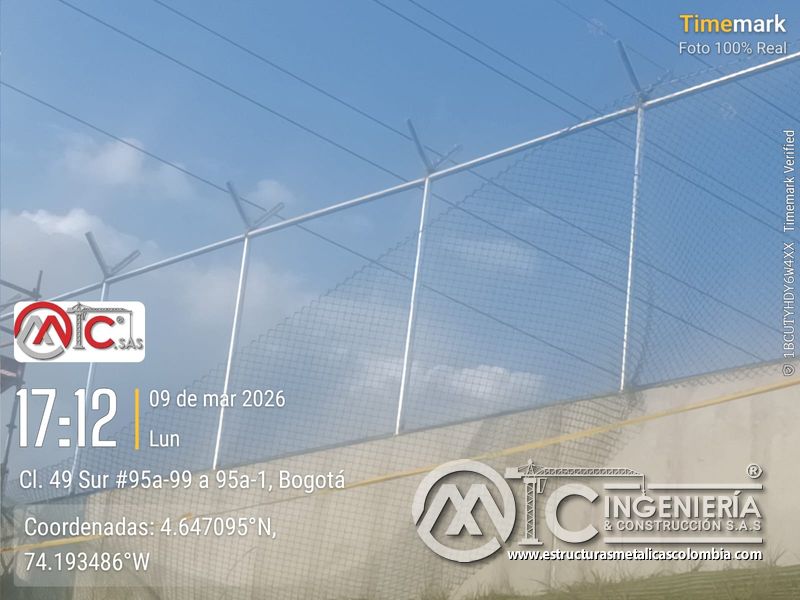 Malla metálica y postes de cerramiento junto al puente vehicular del puente Venecia con fabricación e instalación profesional en Bogotá, Colombia. Montajes, Ingeniería y Construcción. MIC SAS. Malla metálica y postes de cerramiento junto al puente vehicular del puente Venecia en Bogotá, Colombia. Montajes, Ingeniería y Construcción. MIC SAS.