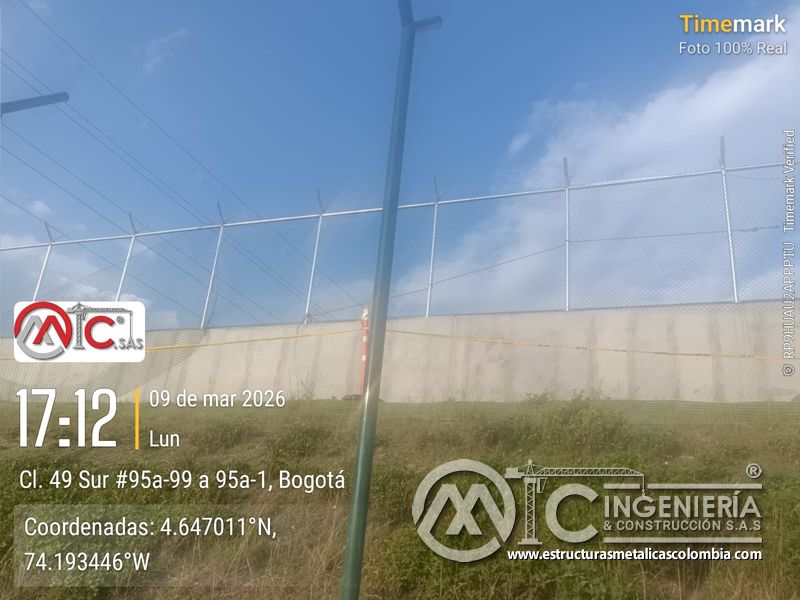 Cerramiento de seguridad con malla metálica y postes verticales del puente Venecia con fabricación e instalación profesional en Bogotá, Colombia. Montajes, Ingeniería y Construcción. MIC SAS. Cerramiento de seguridad con malla metálica y postes verticales del puente Venecia en Bogotá, Colombia. Montajes, Ingeniería y Construcción. MIC SAS.