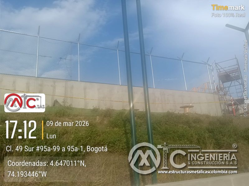 Cerramiento perimetral de malla metálica en zona de obra del puente Venecia con fabricación e instalación profesional en Bogotá, Colombia. Montajes, Ingeniería y Construcción. MIC SAS. Cerramiento perimetral de malla metálica en zona de obra del puente Venecia en Bogotá, Colombia. Montajes, Ingeniería y Construcción. MIC SAS.