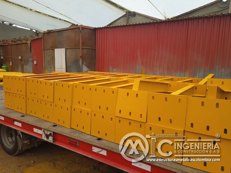 Módulos de barandas amarillas cargados para transporte e instalación del puente Venecia con fabricación e instalación profesional en Bogotá, Colombia. Montajes, Ingeniería y Construcción. MIC SAS. Módulos de barandas amarillas cargados para transporte e instalación del puente Venecia en Bogotá, Colombia. Montajes, Ingeniería y Construcción. MIC SAS.