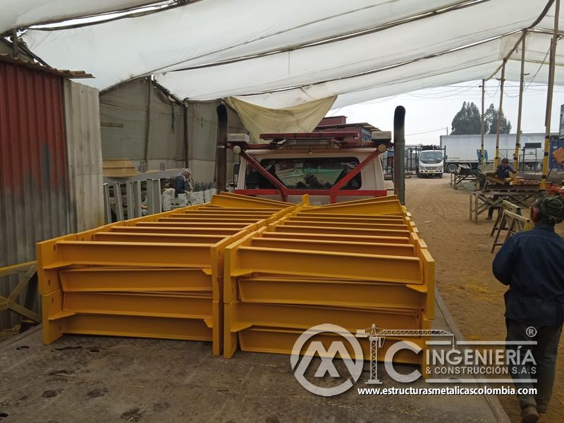 Módulos de barandas amarillas cargados para transporte e instalación del puente Venecia con fabricación e instalación profesional en Bogotá, Colombia. Montajes, Ingeniería y Construcción. MIC SAS. Módulos de barandas amarillas cargados para transporte e instalación del puente Venecia en Bogotá, Colombia. Montajes, Ingeniería y Construcción. MIC SAS.