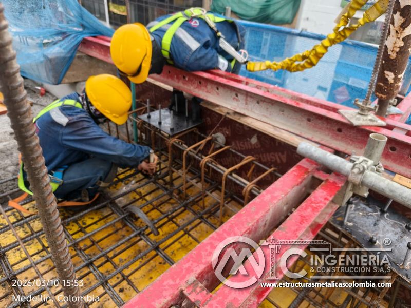 Trabajadores sobre refuerzo de losa y formaleta en borde de puente del puente Venecia con fabricación e instalación profesional en Bogotá, Colombia. Montajes, Ingeniería y Construcción. MIC SAS. Trabajadores sobre refuerzo de losa y formaleta en borde de puente del puente Venecia en Bogotá, Colombia. Montajes, Ingeniería y Construcción. MIC SAS.
