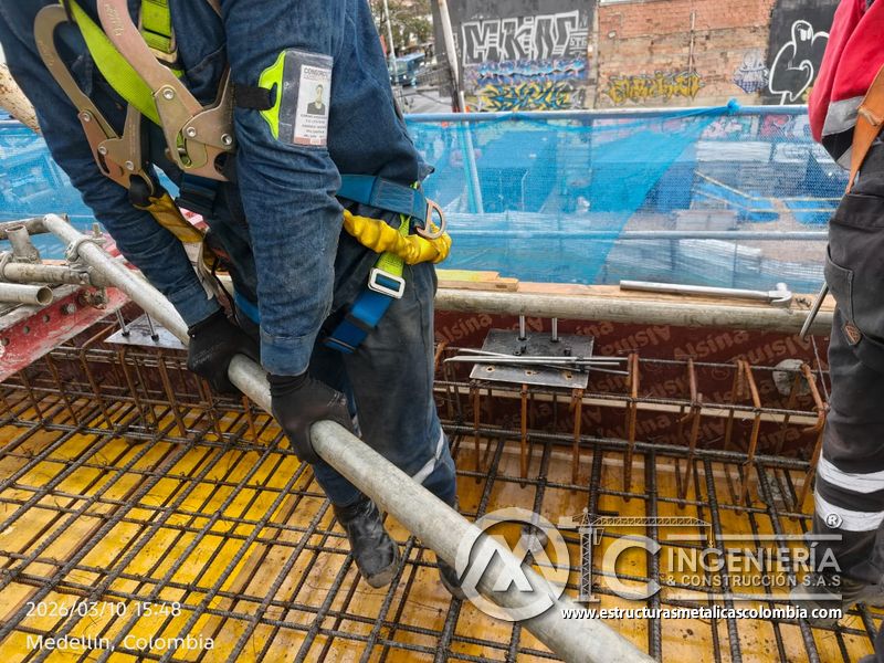 Malla de refuerzo, formaleta y tubos en preparación de borde del puente Venecia con fabricación e instalación profesional en Bogotá, Colombia. Montajes, Ingeniería y Construcción. MIC SAS. Malla de refuerzo, formaleta y tubos en preparación de borde del puente Venecia en Bogotá, Colombia. Montajes, Ingeniería y Construcción. MIC SAS.