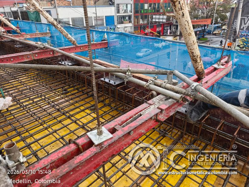 Operario ajustando formaleta y refuerzo antes de instalar barandas del puente Venecia con fabricación e instalación profesional en Bogotá, Colombia. Montajes, Ingeniería y Construcción. MIC SAS. Operario ajustando formaleta y refuerzo antes de instalar barandas del puente Venecia en Bogotá, Colombia. Montajes, Ingeniería y Construcción. MIC SAS.