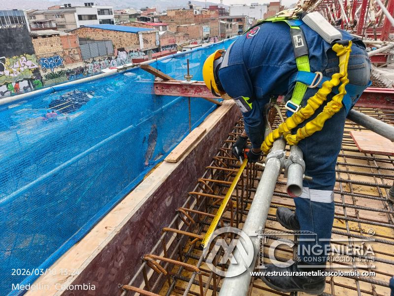 Trabajadores sobre refuerzo de losa y formaleta en borde de puente del puente Venecia con fabricación e instalación profesional en Bogotá, Colombia. Montajes, Ingeniería y Construcción. MIC SAS. Trabajadores sobre refuerzo de losa y formaleta en borde de puente del puente Venecia en Bogotá, Colombia. Montajes, Ingeniería y Construcción. MIC SAS.