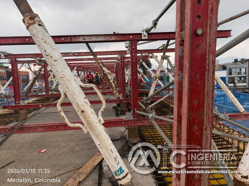 Malla de refuerzo, formaleta y tubos en preparación de borde del puente Venecia con fabricación e instalación profesional en Bogotá, Colombia. Montajes, Ingeniería y Construcción. MIC SAS. Malla de refuerzo, formaleta y tubos en preparación de borde del puente Venecia en Bogotá, Colombia. Montajes, Ingeniería y Construcción. MIC SAS.