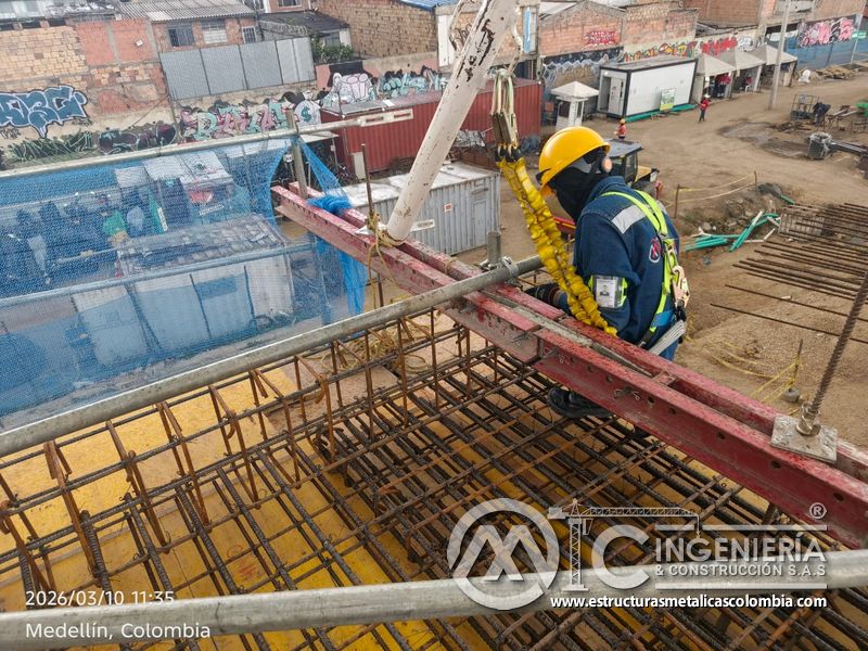 Operario ajustando formaleta y refuerzo antes de instalar barandas del puente Venecia con fabricación e instalación profesional en Bogotá, Colombia. Montajes, Ingeniería y Construcción. MIC SAS. Operario ajustando formaleta y refuerzo antes de instalar barandas del puente Venecia en Bogotá, Colombia. Montajes, Ingeniería y Construcción. MIC SAS.
