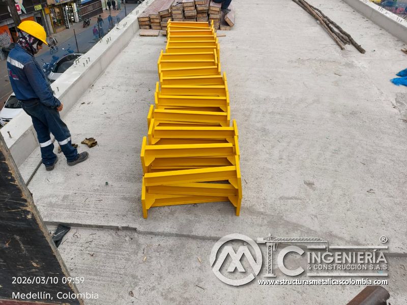 Módulo amarillo de baranda ubicado sobre losa para montaje del puente Venecia con fabricación e instalación profesional en Bogotá, Colombia. Montajes, Ingeniería y Construcción. MIC SAS. Módulo amarillo de baranda ubicado sobre losa para montaje del puente Venecia en Bogotá, Colombia. Montajes, Ingeniería y Construcción. MIC SAS.
