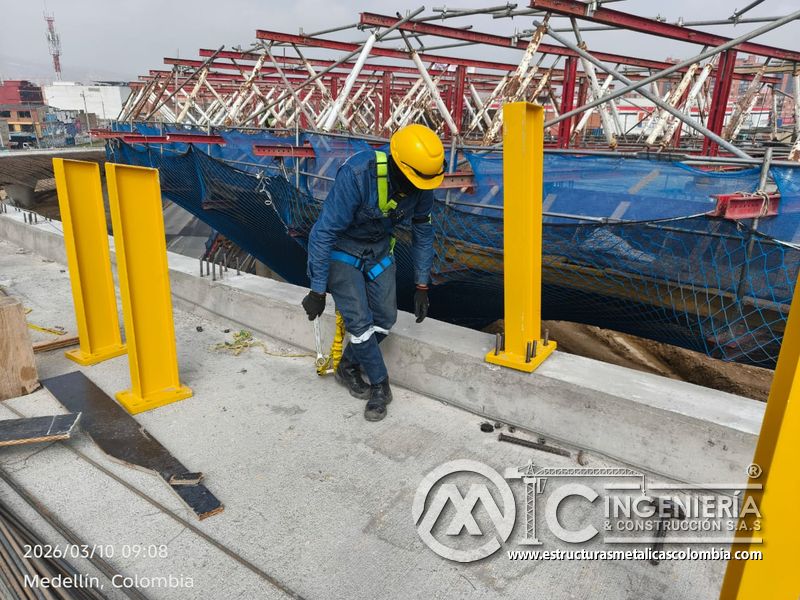 Postes amarillos instalados sobre pretil con trabajador en ajuste del puente Venecia con fabricación e instalación profesional en Bogotá, Colombia. Montajes, Ingeniería y Construcción. MIC SAS. Postes amarillos instalados sobre pretil con trabajador en ajuste del puente Venecia en Bogotá, Colombia. Montajes, Ingeniería y Construcción. MIC SAS.