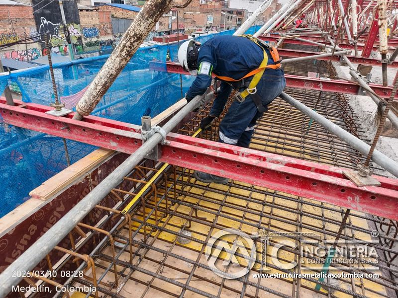 Trabajador sobre formaleta y refuerzo de borde de losa del puente Venecia con fabricación e instalación profesional en Bogotá, Colombia. Montajes, Ingeniería y Construcción. MIC SAS. Trabajador sobre formaleta y refuerzo de borde de losa del puente Venecia en Bogotá, Colombia. Montajes, Ingeniería y Construcción. MIC SAS.