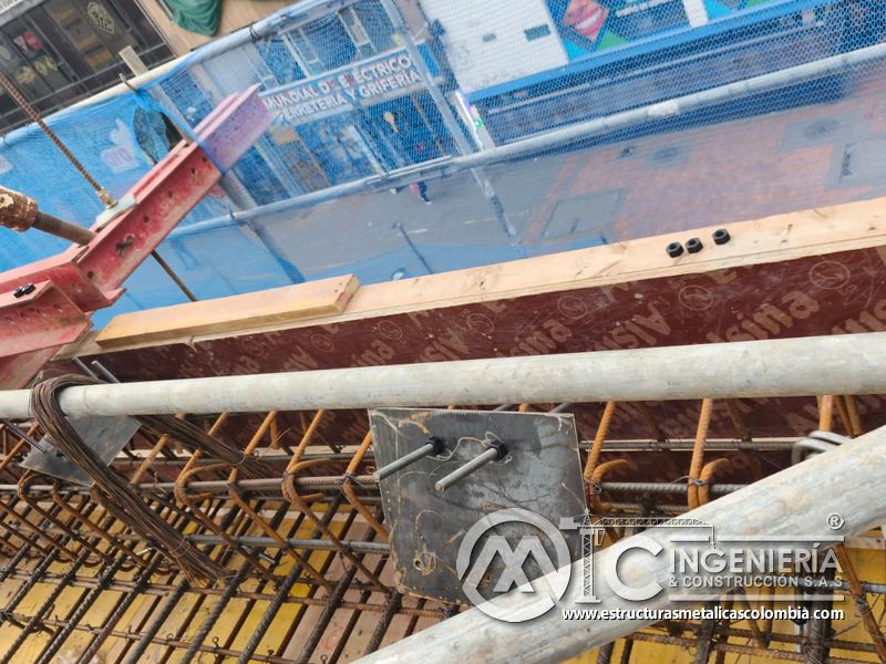 Formaleta, tubo y refuerzo metálico en borde del puente del puente Venecia con fabricación e instalación profesional en Bogotá, Colombia. Montajes, Ingeniería y Construcción. MIC SAS. Formaleta, tubo y refuerzo metálico en borde del puente del puente Venecia en Bogotá, Colombia. Montajes, Ingeniería y Construcción. MIC SAS.