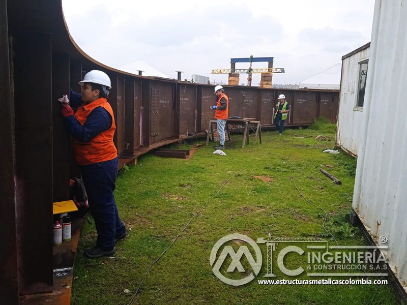 Trabajador junto a cerramiento metálico en área exterior de obra del puente Venecia con fabricación e instalación profesional en Bogotá, Colombia. Montajes, Ingeniería y Construcción. MIC SAS. Trabajador junto a cerramiento metálico en área exterior de obra del puente Venecia en Bogotá, Colombia. Montajes, Ingeniería y Construcción. MIC SAS.