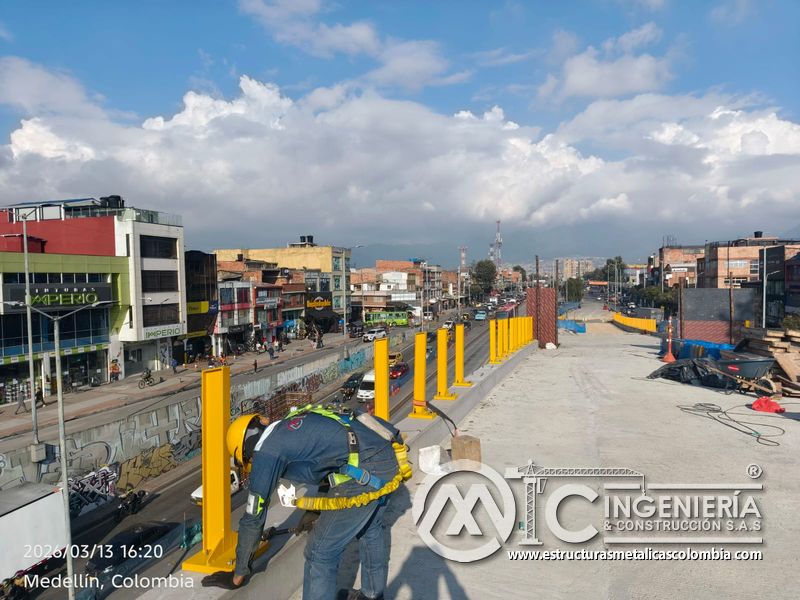 Trabajador instalando postes amarillos sobre borde del puente del puente Venecia con fabricación e instalación profesional en Bogotá, Colombia. Montajes, Ingeniería y Construcción. MIC SAS. Trabajador instalando postes amarillos sobre borde del puente del puente Venecia en Bogotá, Colombia. Montajes, Ingeniería y Construcción. MIC SAS.