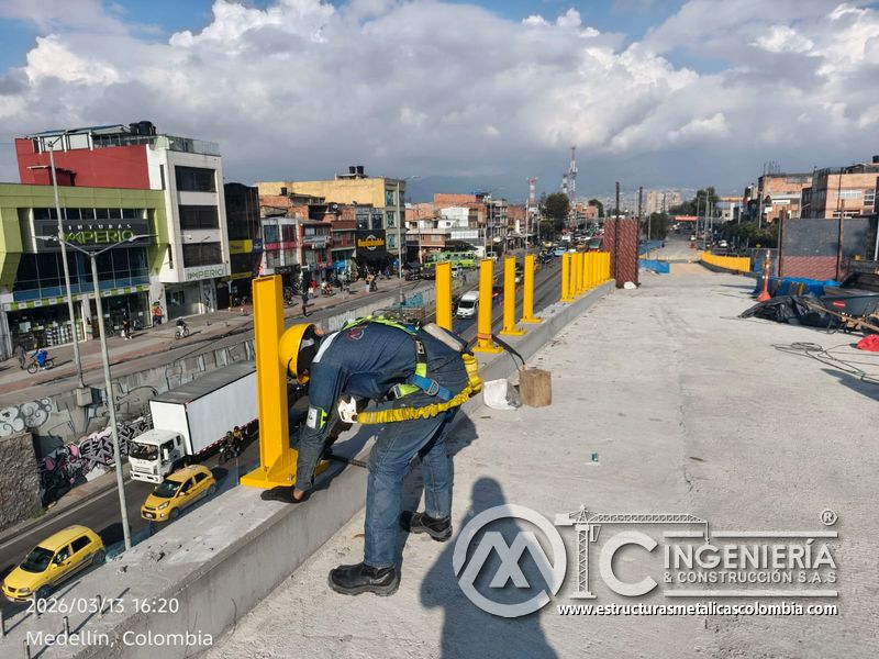 Postes amarillos alineados sobre pretil de concreto del puente Venecia con fabricación e instalación profesional en Bogotá, Colombia. Montajes, Ingeniería y Construcción. MIC SAS. Postes amarillos alineados sobre pretil de concreto del puente Venecia en Bogotá, Colombia. Montajes, Ingeniería y Construcción. MIC SAS.