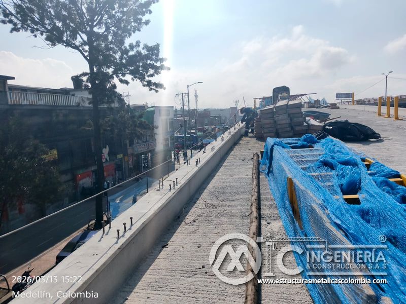 Pretil de concreto preparado con anclajes para barandas del puente Venecia con fabricación e instalación profesional en Bogotá, Colombia. Montajes, Ingeniería y Construcción. MIC SAS. Pretil de concreto preparado con anclajes para barandas del puente Venecia en Bogotá, Colombia. Montajes, Ingeniería y Construcción. MIC SAS.