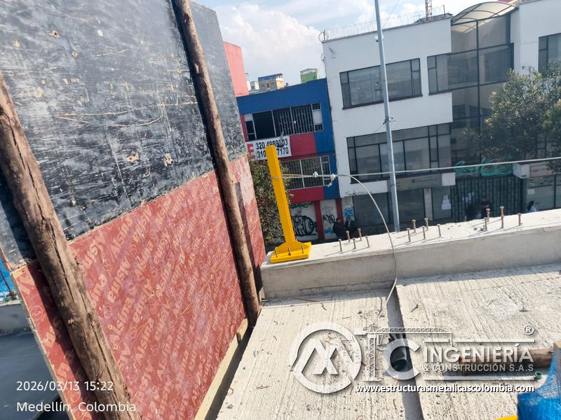 Barandas amarillas junto a muro y borde de puente del puente Venecia con fabricación e instalación profesional en Bogotá, Colombia. Montajes, Ingeniería y Construcción. MIC SAS. Barandas amarillas junto a muro y borde de puente del puente Venecia en Bogotá, Colombia. Montajes, Ingeniería y Construcción. MIC SAS.