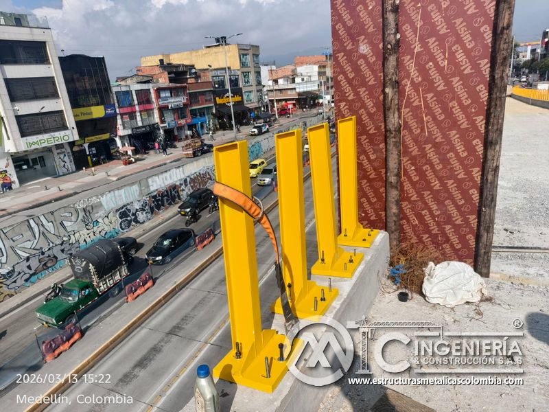 Postes amarillos y bases fijadas sobre el pretil del puente Venecia con fabricación e instalación profesional en Bogotá, Colombia. Montajes, Ingeniería y Construcción. MIC SAS. Postes amarillos y bases fijadas sobre el pretil del puente Venecia en Bogotá, Colombia. Montajes, Ingeniería y Construcción. MIC SAS.