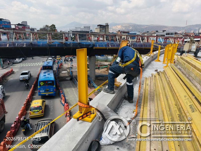 Trabajador instalando poste amarillo junto a materiales de obra del puente Venecia con fabricación e instalación profesional en Bogotá, Colombia. Montajes, Ingeniería y Construcción. MIC SAS. Trabajador instalando poste amarillo junto a materiales de obra del puente Venecia en Bogotá, Colombia. Montajes, Ingeniería y Construcción. MIC SAS.
