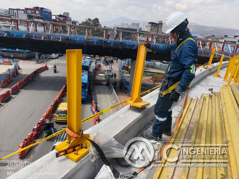 Trabajador ajustando poste amarillo y base sobre borde de puente del puente Venecia con fabricación e instalación profesional en Bogotá, Colombia. Montajes, Ingeniería y Construcción. MIC SAS. Trabajador ajustando poste amarillo y base sobre borde de puente del puente Venecia en Bogotá, Colombia. Montajes, Ingeniería y Construcción. MIC SAS.