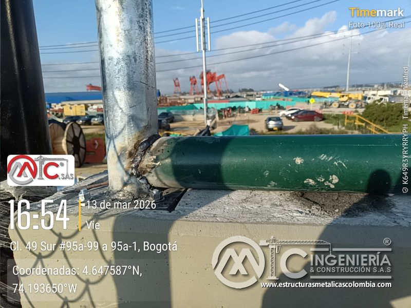 Poste metálico de cerramiento y tubo verde en zona de obra del puente Venecia con fabricación e instalación profesional en Bogotá, Colombia. Montajes, Ingeniería y Construcción. MIC SAS. Poste metálico de cerramiento y tubo verde en zona de obra del puente Venecia en Bogotá, Colombia. Montajes, Ingeniería y Construcción. MIC SAS.