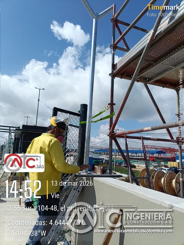 Andamio y plataforma auxiliar junto a cerramiento metálico del puente Venecia con fabricación e instalación profesional en Bogotá, Colombia. Montajes, Ingeniería y Construcción. MIC SAS. Andamio y plataforma auxiliar junto a cerramiento metálico del puente Venecia en Bogotá, Colombia. Montajes, Ingeniería y Construcción. MIC SAS.