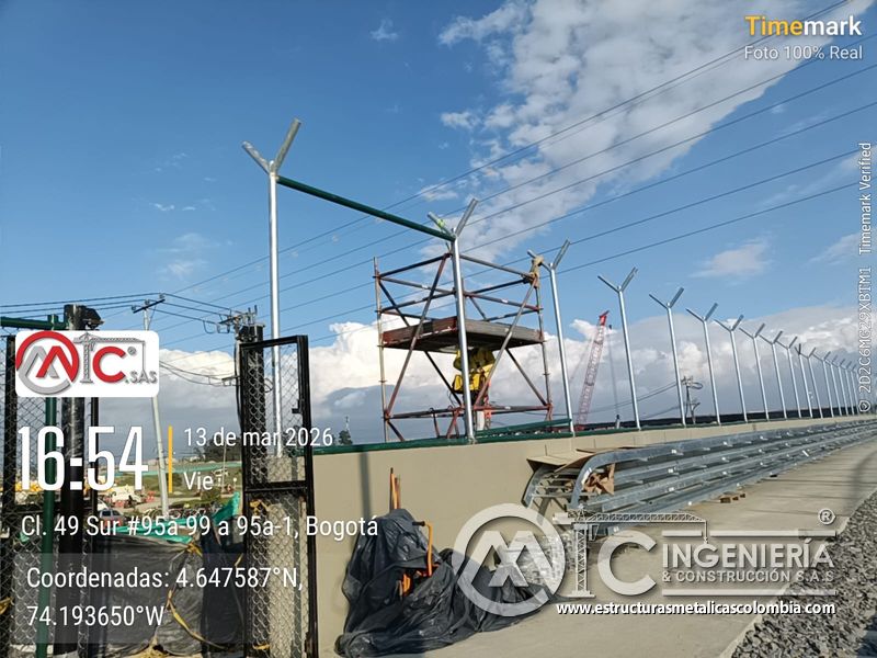 Malla de cerramiento y postes junto al borde de la obra del puente Venecia con fabricación e instalación profesional en Bogotá, Colombia. Montajes, Ingeniería y Construcción. MIC SAS. Malla de cerramiento y postes junto al borde de la obra del puente Venecia en Bogotá, Colombia. Montajes, Ingeniería y Construcción. MIC SAS.