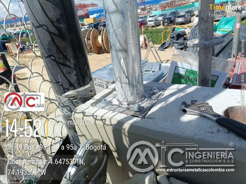 Base de poste con anclajes, cables y herramienta de trabajo del puente Venecia con fabricación e instalación profesional en Bogotá, Colombia. Montajes, Ingeniería y Construcción. MIC SAS. Base de poste con anclajes, cables y herramienta de trabajo del puente Venecia en Bogotá, Colombia. Montajes, Ingeniería y Construcción. MIC SAS.