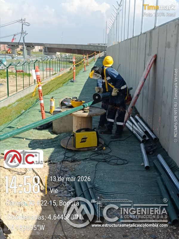 Trabajador con herramienta sobre borde de puente y barandas del puente Venecia con fabricación e instalación profesional en Bogotá, Colombia. Montajes, Ingeniería y Construcción. MIC SAS. Trabajador con herramienta sobre borde de puente y barandas del puente Venecia en Bogotá, Colombia. Montajes, Ingeniería y Construcción. MIC SAS.