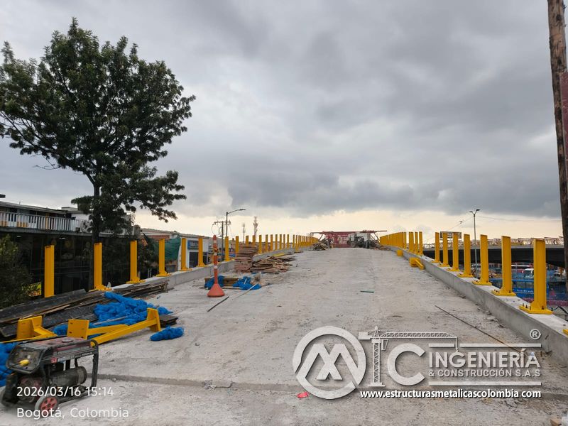 Panorámica de barandas amarillas y materiales sobre la losa del puente Venecia con fabricación e instalación profesional en Bogotá, Colombia. Montajes, Ingeniería y Construcción. MIC SAS. Panorámica de barandas amarillas y materiales sobre la losa del puente Venecia en Bogotá, Colombia. Montajes, Ingeniería y Construcción. MIC SAS.