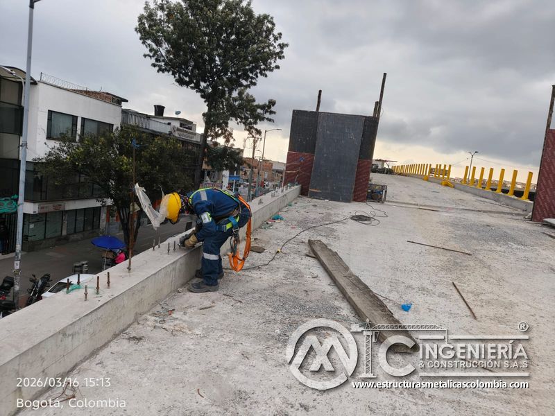 Trabajadores preparando anclajes y borde de concreto del puente Venecia con fabricación e instalación profesional en Bogotá, Colombia. Montajes, Ingeniería y Construcción. MIC SAS. Trabajadores preparando anclajes y borde de concreto del puente Venecia en Bogotá, Colombia. Montajes, Ingeniería y Construcción. MIC SAS.