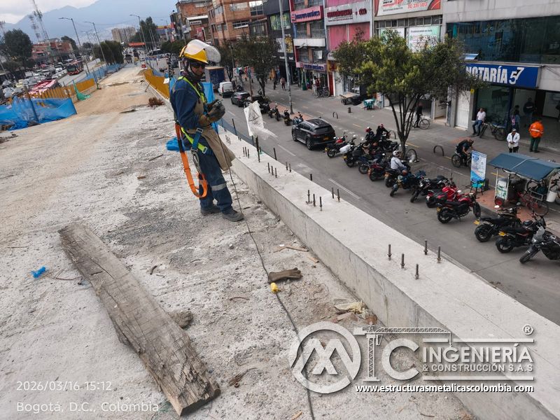 Trabajador revisando línea de anclajes sobre pretil del puente Venecia con fabricación e instalación profesional en Bogotá, Colombia. Montajes, Ingeniería y Construcción. MIC SAS. Trabajador revisando línea de anclajes sobre pretil del puente Venecia en Bogotá, Colombia. Montajes, Ingeniería y Construcción. MIC SAS.