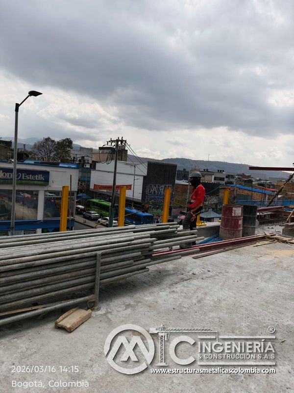 Tubos y perfiles metálicos almacenados sobre la losa del puente del puente Venecia con fabricación e instalación profesional en Bogotá, Colombia. Montajes, Ingeniería y Construcción. MIC SAS. Tubos y perfiles metálicos almacenados sobre la losa del puente del puente Venecia en Bogotá, Colombia. Montajes, Ingeniería y Construcción. MIC SAS.